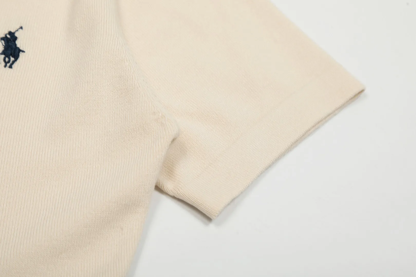 P146 💰 "Top quality" Style number: DS079# (not off the shelves all year round) [Ralph Lauren classic pony embroidery V-neck goddess style summer knitted short sleeves] ✅Ralph Lauren Ralph Lauren's popular and versatile women's V-neck ice silk knit ✅Main supply platform live broadcast Wholesale entities Replenish when out of stock Not off the shelves ✅ZP quality 1:1 version Scan the code to enter the GF website Z cabinet quality ✅Comfortable, soft and highly breathable Focusing on high-end, cost-effective and good quality, needless to say. ✅Restore the original version. Loose, comfortable and stress-free. ✅Wear for work and life. Suitable for various occasions. Must-have recommended model for goddesses. Size: S-XL. Color: Black, White, Gray, Navy Blue, Pink Mi Xing.